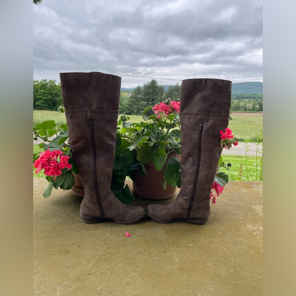 Women’s size 6 boots NWOT